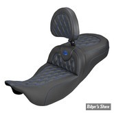 SELLE DUO SADDLEMEN - ROADSOFA LATICE STICH - Extended Reach - CARBON FIBER - AVEC DOSSIER PILOTE - TOURING 08/25 - NOIR/COUTURES BLEU - 808-07B-207B1