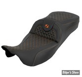 - SELLE SADDLEMEN - ROADSOFA™ DS SEAT - EXTENDED REACH - TOURING 08UP - NOIR / COUTURES : ORANGE - 808-07B-20903