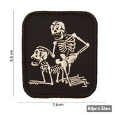 ECUSSON/PATCH - FOSTEX - PATCH TWO SKELETONS - TAILLE : 6.6 X 7.8 CM