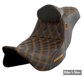 - SELLE SADDLEMEN - PRO SERIES SDC PERFORMANCE GRIPPER SEAT - TOURING 08UP - NOIR / COUTURES : ORANGE - AVEC DOSSERET - SC80807ORART