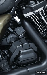 CACHE TRANSMISSION - LATERAL -TOURING MILWAUKEE-EIGHT® 17UP - PRECISION™ TRANSMISSION SHROUD - KURYAKYN - NOIR BRILLANT - 6442