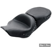 - SELLE MUSTANG - WIDE TOURING SEAT - FLHT/FLTR 99/07 / FLHX 06/07 - NOIR CLOUTEE - LISSE - 75577