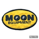 ECUSSON/PATCH - MOONEYES - MOON EQUIPPED - OVAL - TAILLE : 3.94 " X 2.48 " ( 10 cm X 6.3 cm )