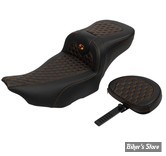 - SELLE SADDLEMEN - ROADSOFA HC - EXTENDED REACH SEAT - TOURING 2023UP - NOIR / COUTURES ORANGE - AVEC DOSSIER - 823-07-190B3