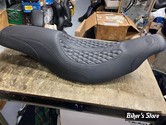 - SELLE MUSTANG - FASTBACK 2-UP SEAT BY PEREWITZ - FLHT/FLTR 97/07 - 12" X 7" - 76983