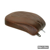 - SELLE MUSTANG - WIDE TRIPPER SOLO SEAT - SOFTAIL 00/06 150MM - DIAMOND - MARRON : POUF PASSAGER - 10" - 76807