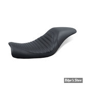 - SELLE MUSTANG - TRIPPER FASTBACK 2-UP ONE-PIECE SEAT - DYNA 06/17 - 11" X 6" - NOIR Tuck & Roll - 76059