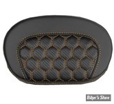 - DOSSIER DE SISSY BAR - LARGEUR : 10 1/2" x HAUTEUR : 6 1/2" - SADDLEMAN - MINI CONTOUR  HONEYCOMB - NOIR / COUTURES: ORANGE - 061019003