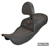 SELLE DUO SADDLEMEN - ROADSOFA LATICE STICH - Extended Reach - CARBON FIBER - AVEC DOSSIER PILOTE - TOURING 08/25 - NOIR/COUTURES ORANGES - 808-07B-207B3