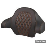 DOSSIER DE TOUR PACK - KING - TOURING 14UP - SADDLEMEN - Roadsofa™ LATTICE STITCH Tour Pack Backrest Pad - FIBRE DE CARBONE - NOIR  / COUTURES : ORANGE - 814-07-20703