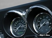 VISIERE DE COMPTEUR LARGE - KURYAKYN - TOURING 96/13 - (COMPTEUR / COMPTE TOURS DE 3 5/8" DE DIAMÈTRE) - KURYAKYN - SPEEDO & TACH BROW - CHROME - 7746