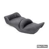 SELLE MUSTANG - STANDARD TOURING - SANS DOSSERET CONDUCTEUR - HONDA GOLDWING GL 1800 DE 2001 A 2011 - LISSE - 18" X 18.5"