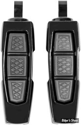 -  REPOSES PIEDS KURYAKYN - Enygma foot pegs - EMPREINTE : MALE - ALUMINIUM A380 - FINITION : NOIR  - KUR10030-2 / 10030-2