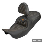 SELLE DUO SADDLEMEN - ROADSOFA LATICE STICH - CARBON FIBER - TOURING 08/25 - AVEC DOSSIER PILOTE - NOIR/COUTURES ORANGE - 808-07B-206B3
