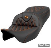 - SELLE SADDLEMEN - ROADSOFA™ LS SEAT - TOURING 08UP - NOIR / COUTURES : ORANGE - 808-07B-18203