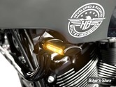 1 - CLIGNOTANTS AVANT - HEINZ BIKES - ST CLASSIC BLINKER  - SOFTAIL M8 FXLRST 22UP - 1 FONCTION - CORPS NOIR / CABOCHON FUME - HBTSC-ST