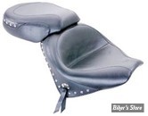 Selle touring Mustang USA "Wide studded" avec rivets et conchos.