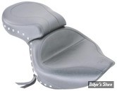 Selle touring Mustang USA "Wide studded" avec rivets et conchos.