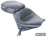 Selle touring Mustang USA "Wide studded" avec rivets et conchos.