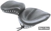 Selle touring Mustang USA "Wide studded" avec rivets et conchos.