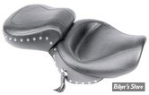 Selle touring Mustang USA "Wide studded" avec rivets et conchos.
