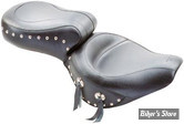 Selle touring Mustang USA "Wide studded" avec rivets et conchos.