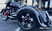 GARDE BOUE ARRIERE - TRIKE HD STREET GLIDE FLRT / FLTRT - PAUL YAFFE'S BAGGER NATION - FENDER SWOOP LEFT SIDE FREEWHEELER/ROAD GLIDE - CÔTÉ GAUCHE - PYO:BWTF-L-FR
