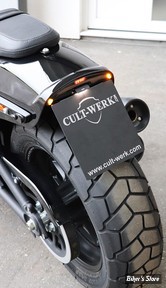 SUPPORT DE PLAQUE - SOFTAIL MILWAUKEE EIGHT 18UP - FXFB FATBOB - CULT WERK - AVEC ECLAIRAGE DE PLAQUE + FEU AR - VERSION 2 - NOIR - HD-BRO079