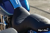 - SELLE  MUSTANG - TOURING 08UP - TRIPPER FASTBACK 2-UP ONE-PIECE SEAT NOIR / TUCK N' ROLL - 12" X 7" - 76712