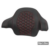 DOSSIER DE TOUR PACK - KING - TOURING 14UP - SADDLEMEN - Roadsofa™ Tri Gripper Tour Pack Backrest Pad - NOIR / COUTURES : ROUGE - 814-07-21104