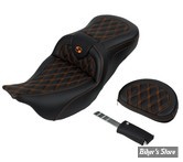 - SELLE SADDLEMEN - ROADSOFA™ LS SEAT - TOURING 08UP - NOIR / COUTURES : ORANGE - AVEC DOSSIER - 808-07B-182B3