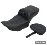 - SELLE SADDLEMEN - ROADSOFA HC - EXTENDED REACH SEAT - TOURING 2023UP - NOIR / COUTURES BLEUES - AVEC DOSSIER - 823-07-190B1