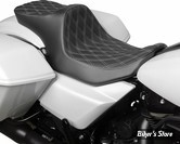 - SELLE DRAG SPECIALTIES - Predator III 2 UP Seat - TOURING 2023UP - FINITION : NOIR / DOUBLE DIAMOND - COUTURES : ARGENT - 4690C