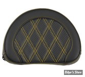 - DOSSIER DE SISSY BAR - LARGEUR : 10" x HAUTEUR : 8" - SADDLEMAN - LATTICE STITCH - FIBRE DE CARBONE - NOIR / COUTURES: OR - 051320707