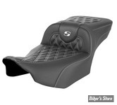 - SELLE SADDLEMEN - ROADSOFA CF STYLE LS ALLONGEE - EXTENDED REACH SEAT - TOURING 2023UP - NOIR CARBON FIBER / COUTURES BLANCHES - 823-07-20706