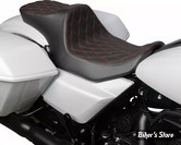 - SELLE DRAG SPECIALTIES - Predator III 2 UP Seat - TOURING 2023UP - FINITION : NOIR / DOUBLE DIAMOND - COUTURES : ROUGE - 4690D