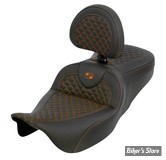 - SELLE SADDLEMEN - ROADSOFA™ DS SEAT - TOURING 08UP - AVEC DOSSIER - NOIR / COUTURES : ORANGE - 808-07B-208B3