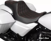 - SELLE DRAG SPECIALTIES - Predator III Seat - TOURING 2023UP - FINITION : NOIR / DOUBLE DIAMOND - COUTURES : ROUGE - 4686D