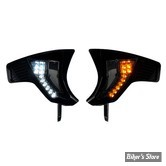 - ENTOURAGES / INSERTS D'ÉVENTS DE PHARE - Front Turn Signal Vent Upgrades for 2023-2026 Shark Demon® Headlight Kits - CORPS : NOIR - ECLAIRAGE : ORANGE / BLANC - SD-RG23-VTS-AW