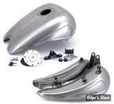 RESERVOIR D'ESSENCE - 4.3 GALLONS - SOFTAIL 1984/1999 - ALLONGÉ DE 2" - AVEC EMPREINTE LATERALES - CAPACITE : 4.3 GALLONS - BOUCHON TRAPPE AVIA A CLEFS