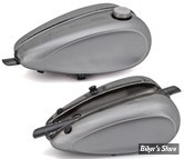 RESERVOIR TYPE MUSTANG - 3.1 GALLONS / 11.50 LITRES - RESERVOIR MUSTANG LAREDO - DISHED / RAINURÉ - Avec bouchon latéral droit pour bouchon de réservoir de type serrure à came 