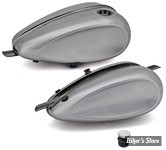 RESERVOIR TYPE MUSTANG - 3.1 GALLONS / 11.50 LITRES - RESERVOIR MUSTANG LAREDO - DISHED / RAINURÉ - Avec bouchon latéral droit complet avec bouchon d'essence chromé style pop-up