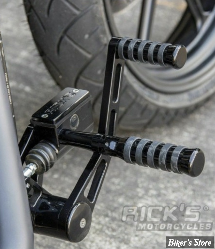- COMMANDES AVANCEES - SOFTAIL 84/99  - RICK'S - BILLET ALUMINIUM - LONGUEUR :+ 2" -  REPOSES PIEDS : O'RING - NOIR - 50-1000099-3