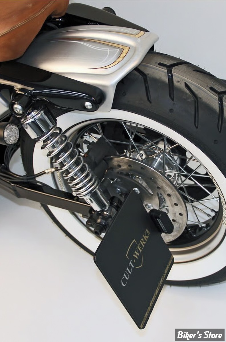 PLAQUE LATERALE - 180 X 200 / ALLEMAGNE - CULT WERK - SPORTSTER 86/22 - SIDE MOUNT LICENSE PLATE BRACKET - FORMAT : 180MM X 200MM - NOIR - HD-SPO012-D-B